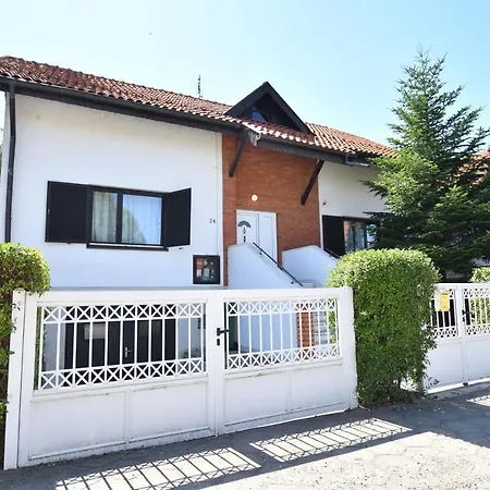 Villa Mina Kladovo, 5-bedroom With Pool For Up To 12 People Kladovo