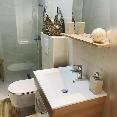 Villa Mina Kladovo, 5-bedroom With Pool For Up To 12 People