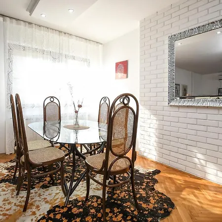 Villa Mina Kladovo, 5-bedroom With Pool For Up To 12 People