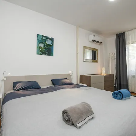 Villa Mina Kladovo, 5-bedroom With Pool For Up To 12 People