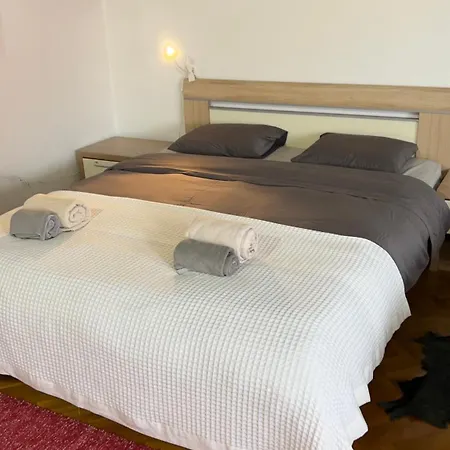 Villa Mina Kladovo, 5-bedroom With Pool For Up To 12 People *