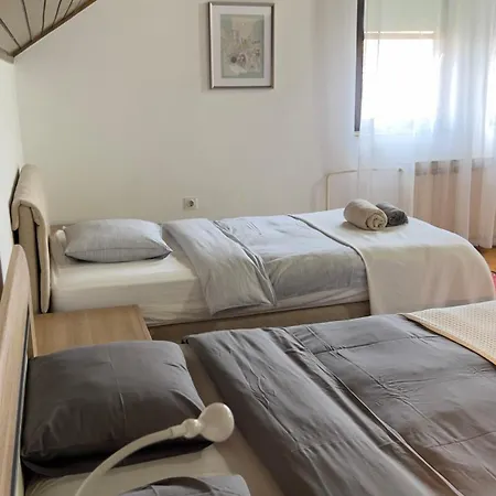 Mina Kladovo, 5-bedroom With Pool For Up To 12 People