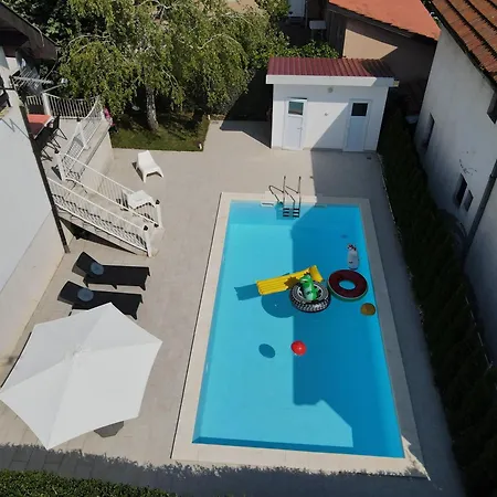 Villa Mina Kladovo, 5-bedroom With Pool For Up To 12 People Kladovo
