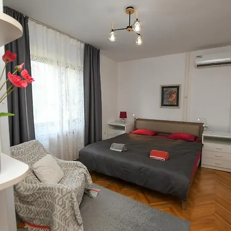 Mina Kladovo, 5-bedroom With Pool For Up To 12 People Kladovo