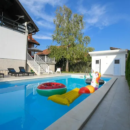 Villa Mina Kladovo, 5-bedroom With Pool For Up To 12 People