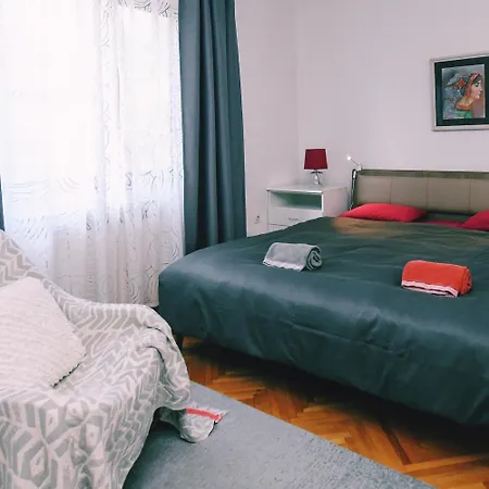 Villa Mina Kladovo, 5-bedroom With Pool For Up To 12 People *