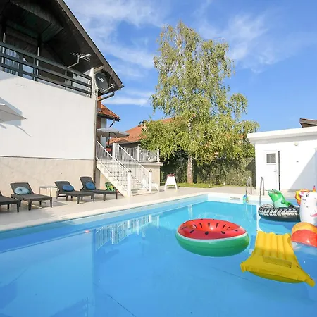 ヴィラ Mina Kladovo, 5-bedroom With Pool For Up To 12 People