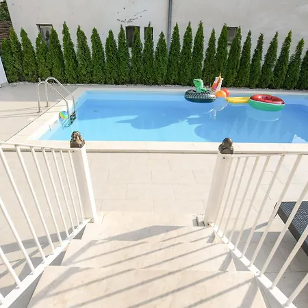 Mina Kladovo, 5-bedroom With Pool For Up To 12 People * クラドヴォ