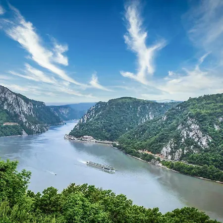 Mina Kladovo, 5-bedroom With Pool For Up To 12 People * クラドヴォ