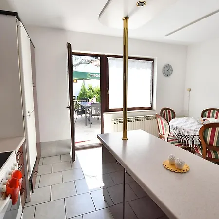 Villa Mina Kladovo, 5-bedroom With Pool For Up To 12 People *