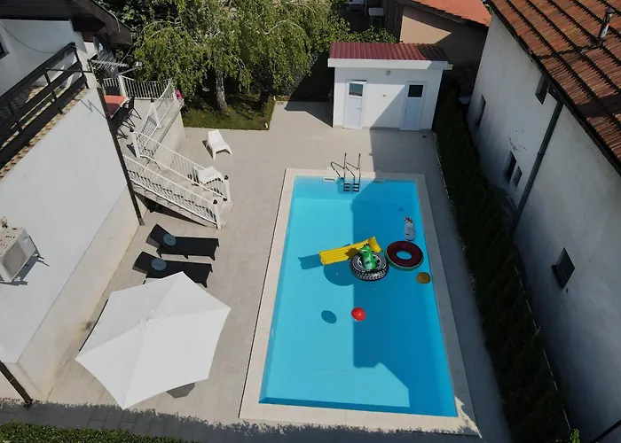 ヴィラ Mina Kladovo, 5-bedroom With Pool For Up To 12 People クラドヴォ