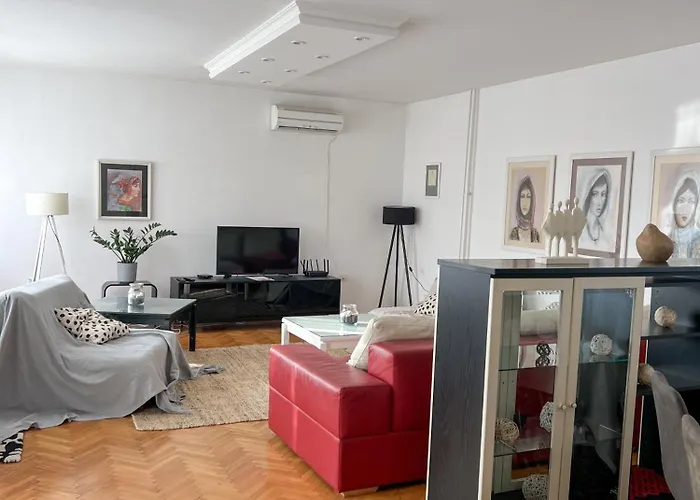 Mina Kladovo, 5-bedroom With Pool For Up To 12 People ヴィラ