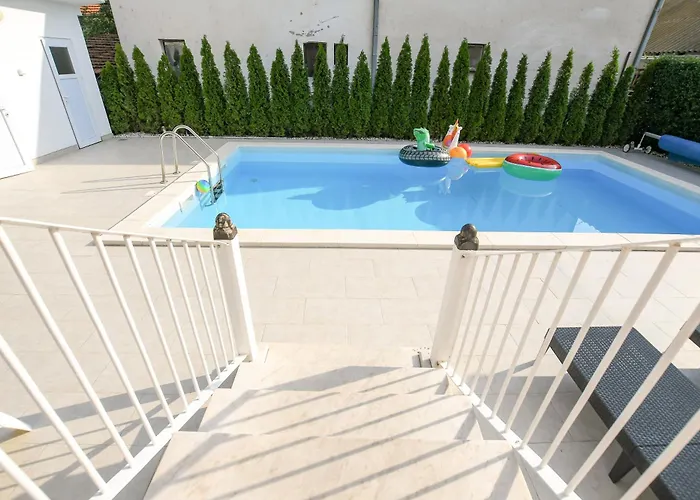 Mina Kladovo, 5-bedroom With Pool For Up To 12 People * クラドヴォ